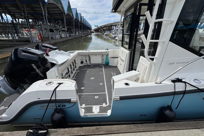 2022 Boston Whaler 325 Conquest Pilothouse Photo 16 of 63