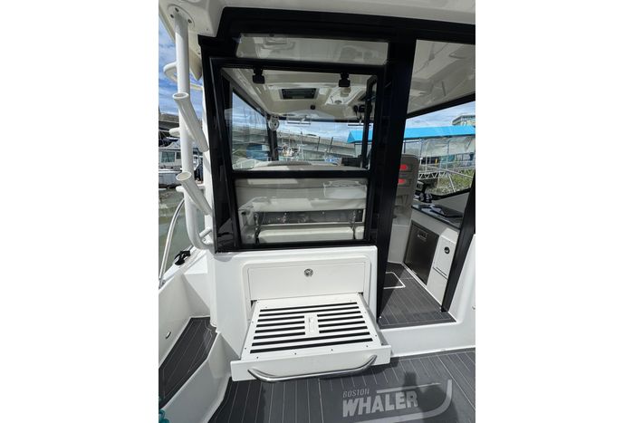 2022 Boston Whaler 325 Conquest Pilothouse Photo 22 of 63