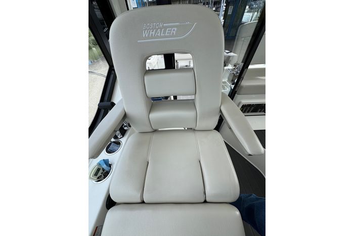 2022 Boston Whaler 325 Conquest Pilothouse Photo 57 of 63