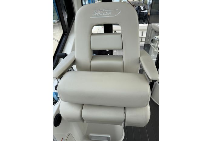 2022 Boston Whaler 325 Conquest Pilothouse Photo 58 of 63