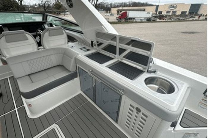 2025 Sea Ray 400 SLX Photo 18 sur 26