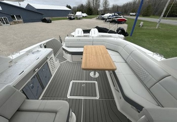 2025 Sea Ray 400 SLX Photo 15 sur 26