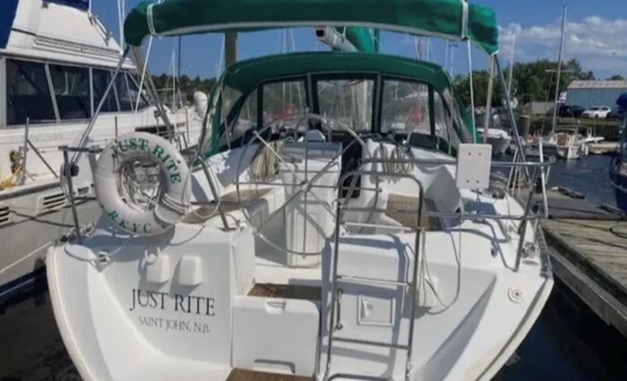 2002 Beneteau 361 Photo 2 of 13