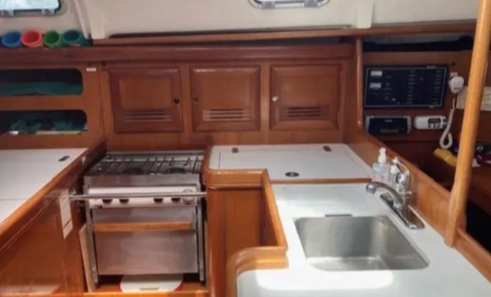 2002 Beneteau 361 Photo 8 of 13