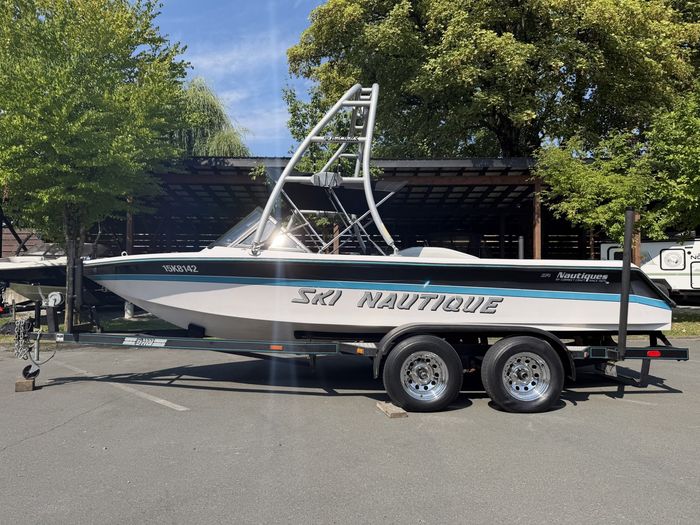 1995 Correct Craft Ski Nautique Photo 2 of 11