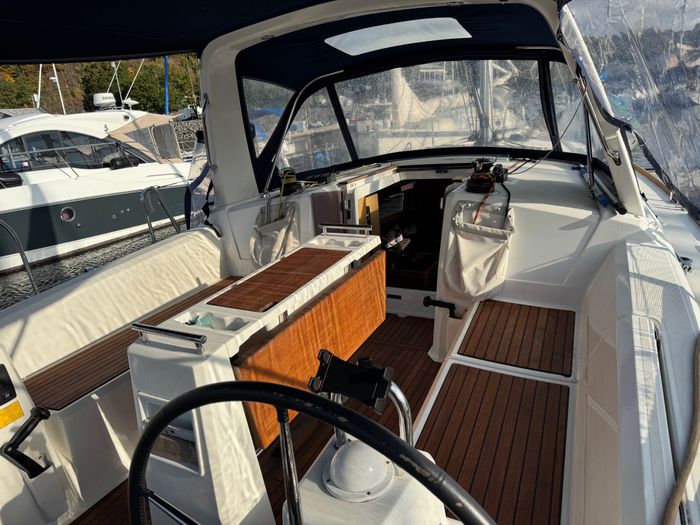 2019 Beneteau Oceanis 35.1 Photo 3 of 25
