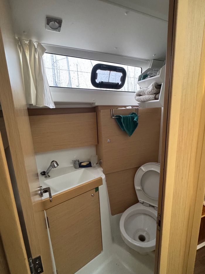 2019 Beneteau Oceanis 35.1 Photo 14 of 25