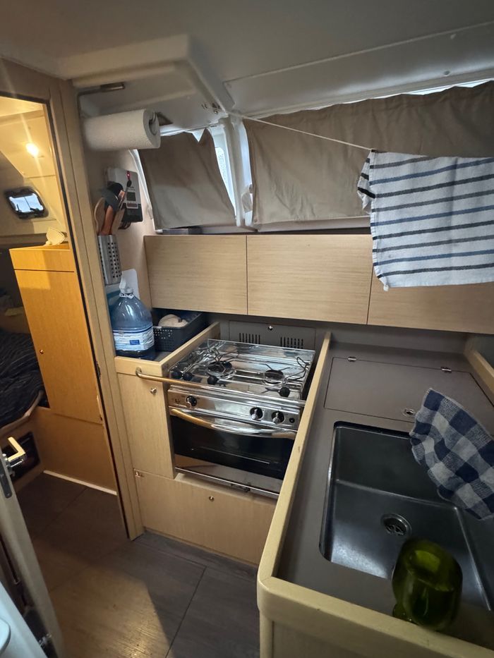2019 Beneteau Oceanis 35.1 Photo 18 of 25