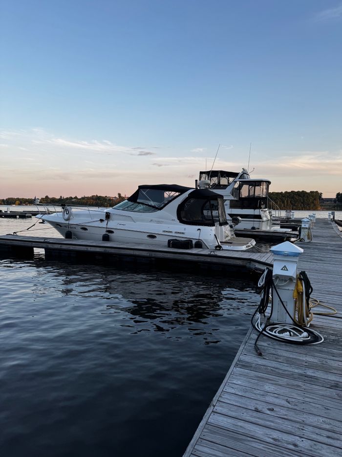 1999 Cruisers Yachts 3375 express Photo 1 of 8