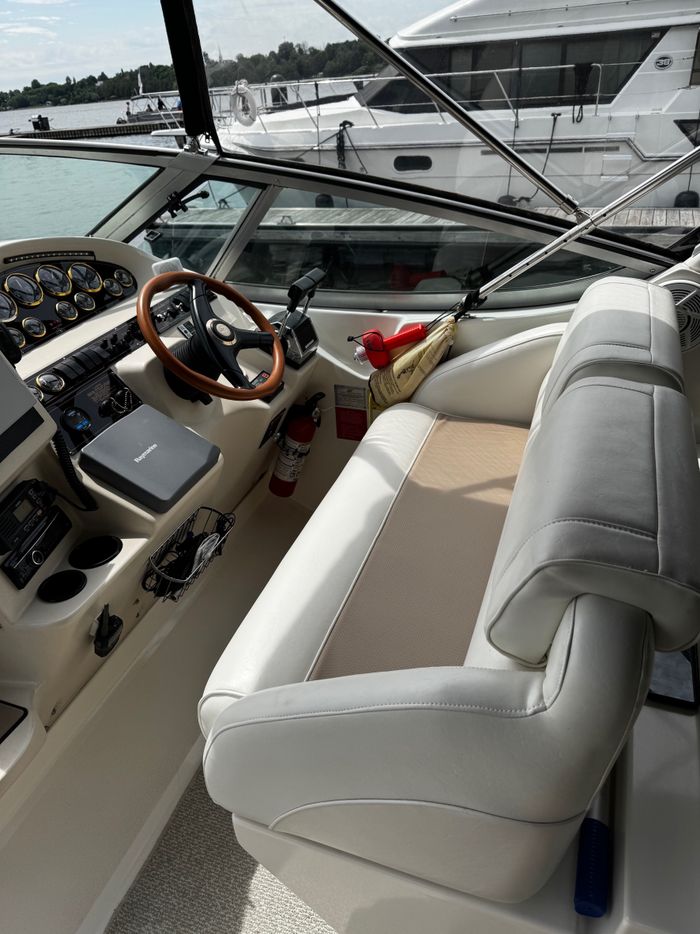1999 Cruisers Yachts 3375 express Photo 5 of 8
