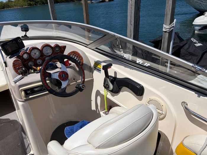 2005 Rinker 232 Captiva Photo 3 of 7