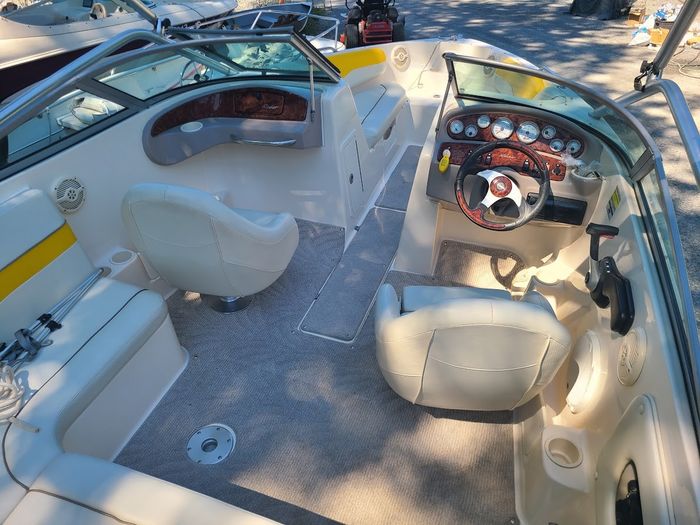 2005 Rinker 212 Captiva Photo 5 of 19