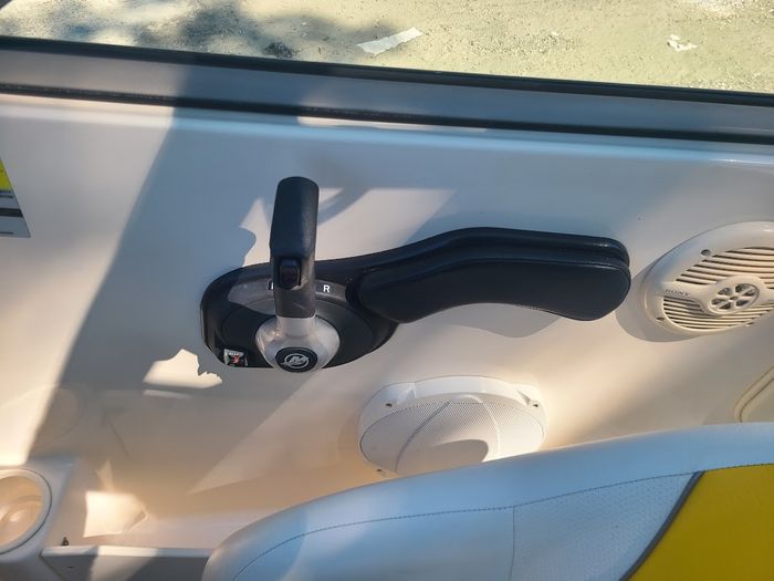 2005 Rinker 212 Captiva Photo 10 of 19