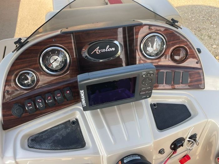 2015 Avalon 2300 LS Tri-Toon Photo 22 of 24