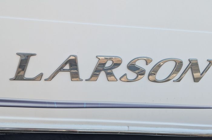 2010 Larson Cabrio 274 Photo 2 of 18