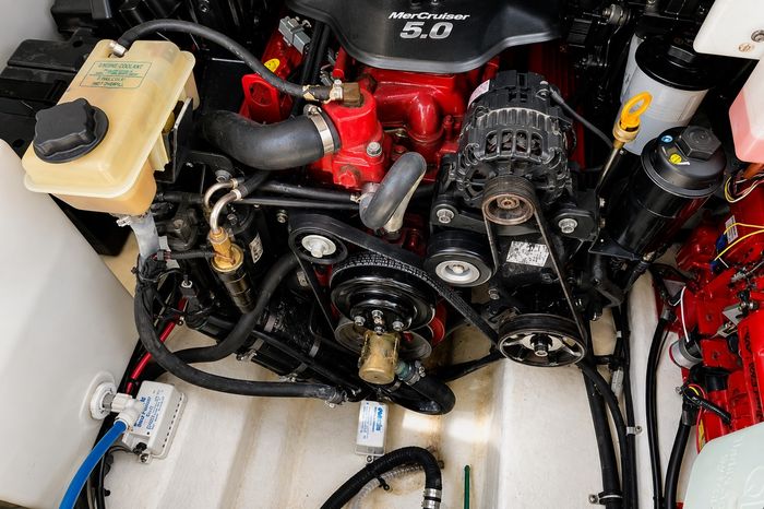 2010 Larson Cabrio 274 Photo 16 of 18