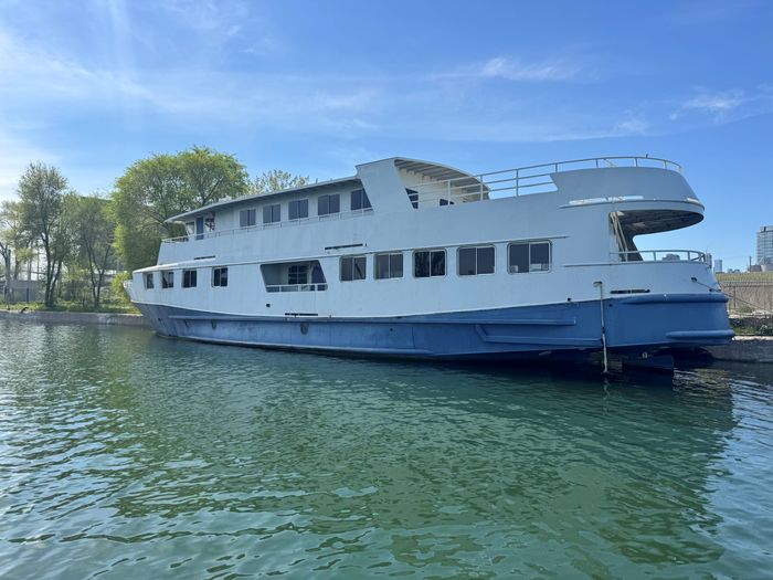 2001 Borealis 84' Custom Photo 4 of 49