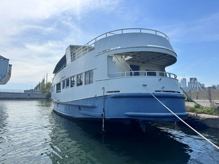 2001 Borealis 84' Custom Photo 5 of 49