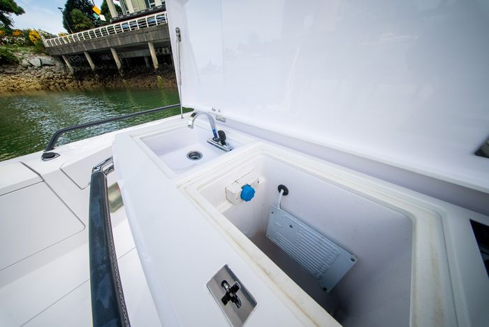 2022 Axopar 37 XC Cross Cabin Photo 18 of 41