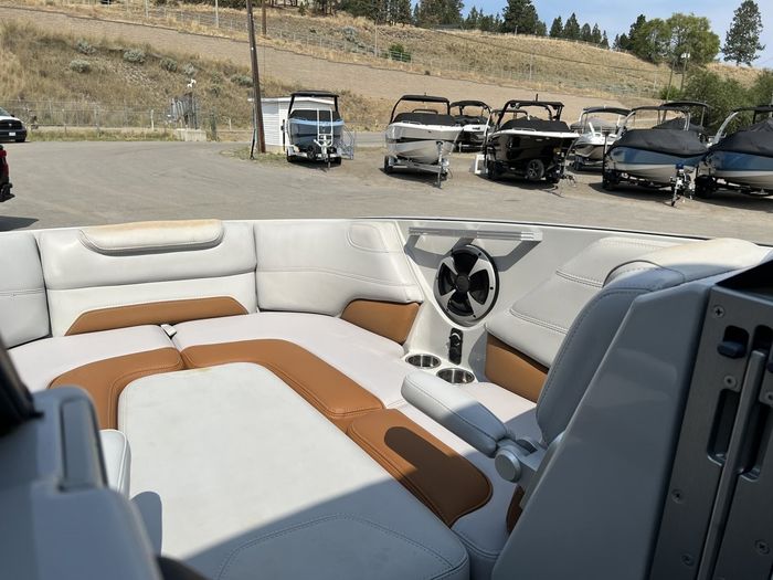 2019 Malibu M235 Photo 19 of 40