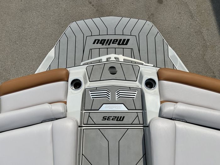 2019 Malibu M235 Photo 38 of 40
