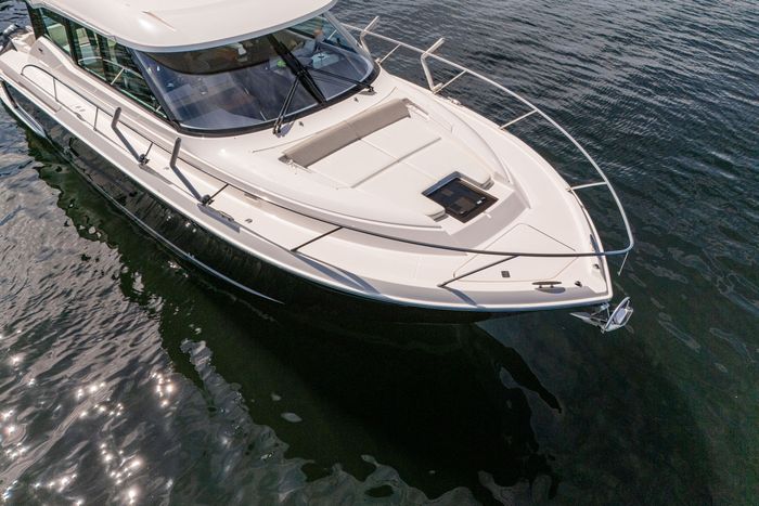 2019 Tiara C49 Photo 10 of 107