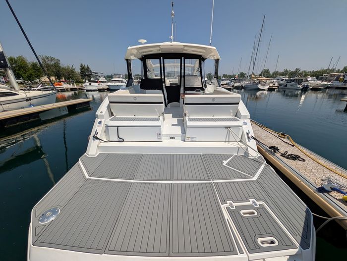 2017 Cruisers Yachts 390 express coupe Photo 2 of 23