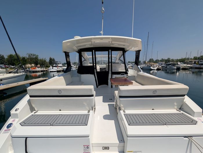 2017 Cruisers Yachts 390 express coupe Photo 3 of 23