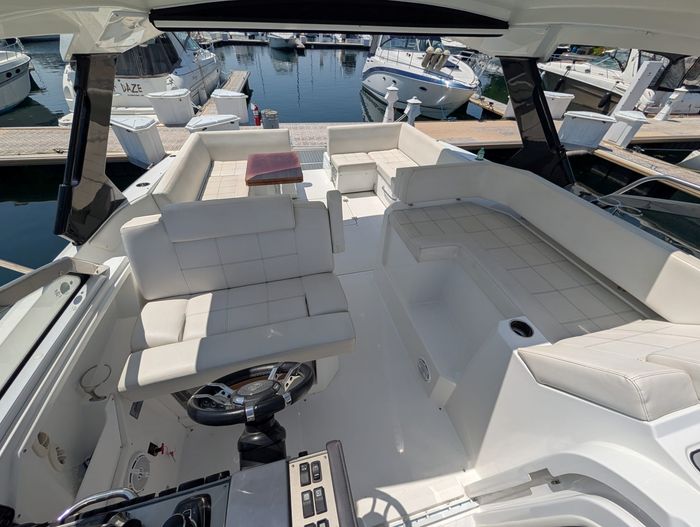 2017 Cruisers Yachts 390 express coupe Photo 4 of 23