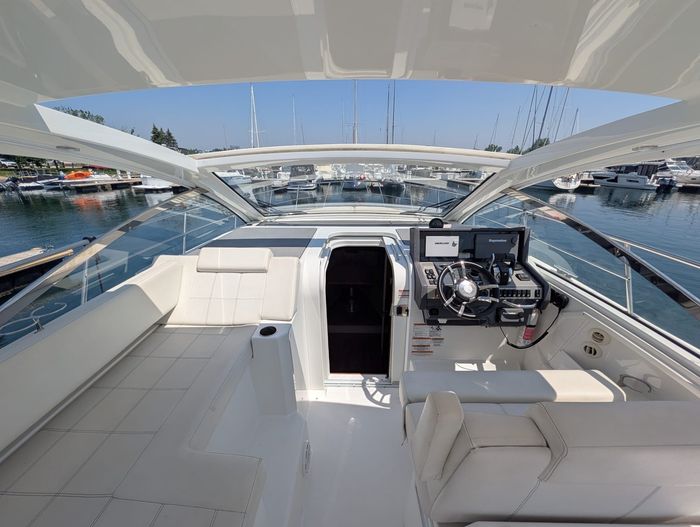 2017 Cruisers Yachts 390 express coupe Photo 5 of 23