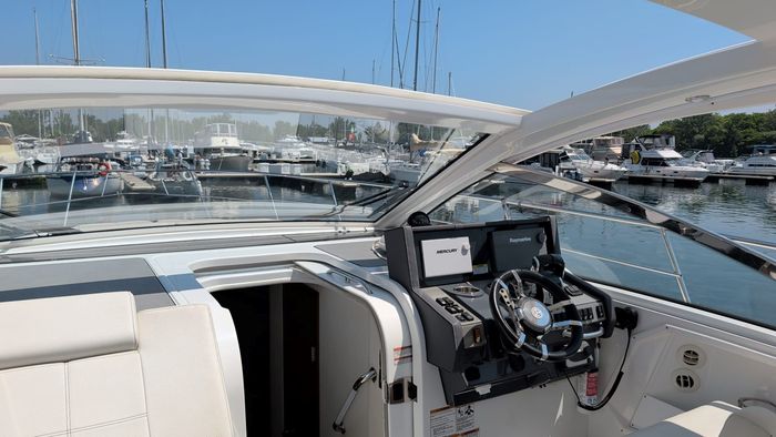 2017 Cruisers Yachts 390 express coupe Photo 6 of 23
