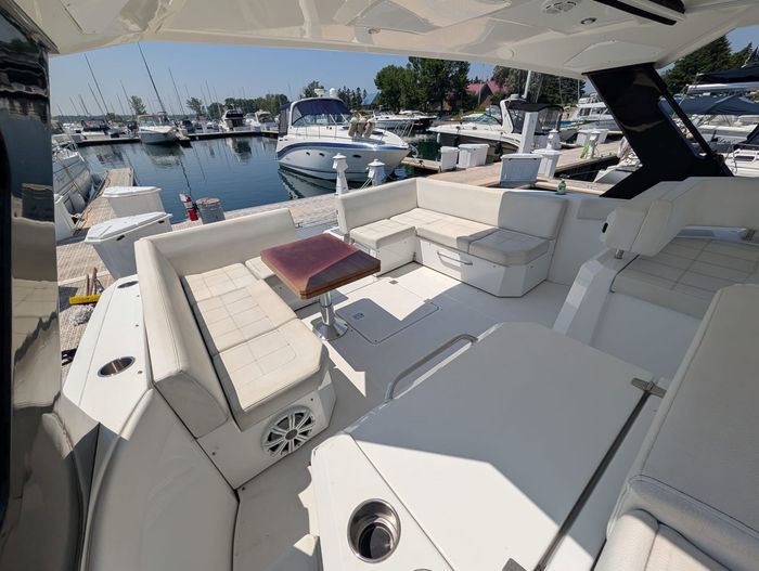 2017 Cruisers Yachts 390 express coupe Photo 7 of 23