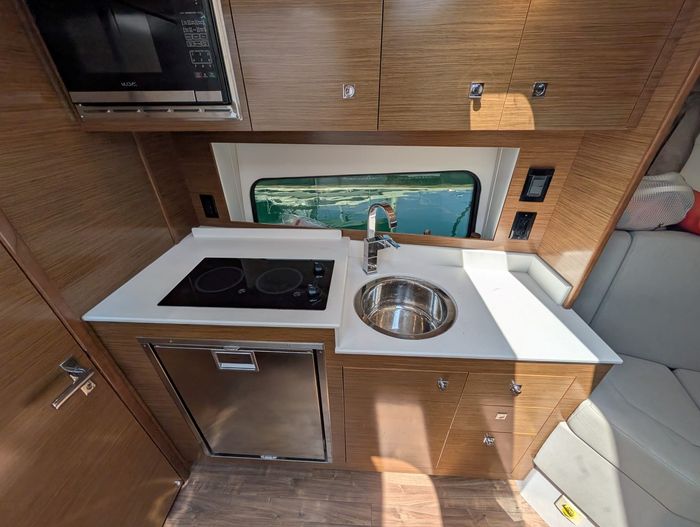 2017 Cruisers Yachts 390 express coupe Photo 8 of 23