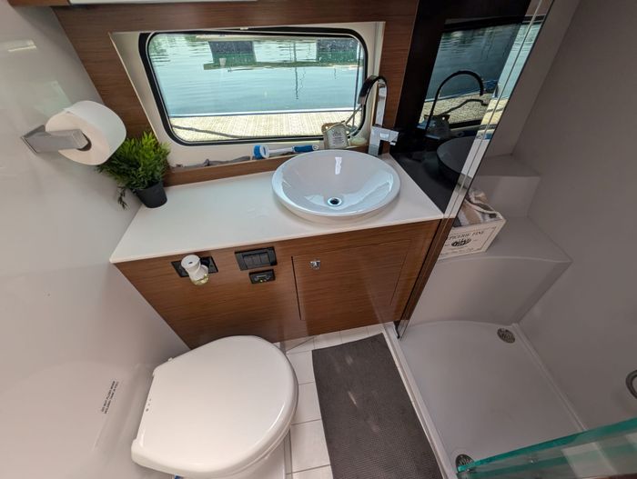 2017 Cruisers Yachts 390 express coupe Photo 9 of 23