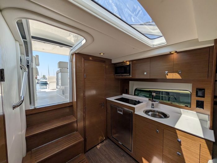 2017 Cruisers Yachts 390 express coupe Photo 10 of 23