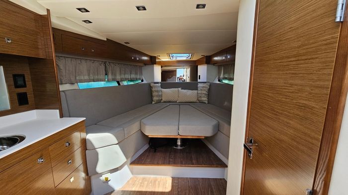 2017 Cruisers Yachts 390 express coupe Photo 11 of 23
