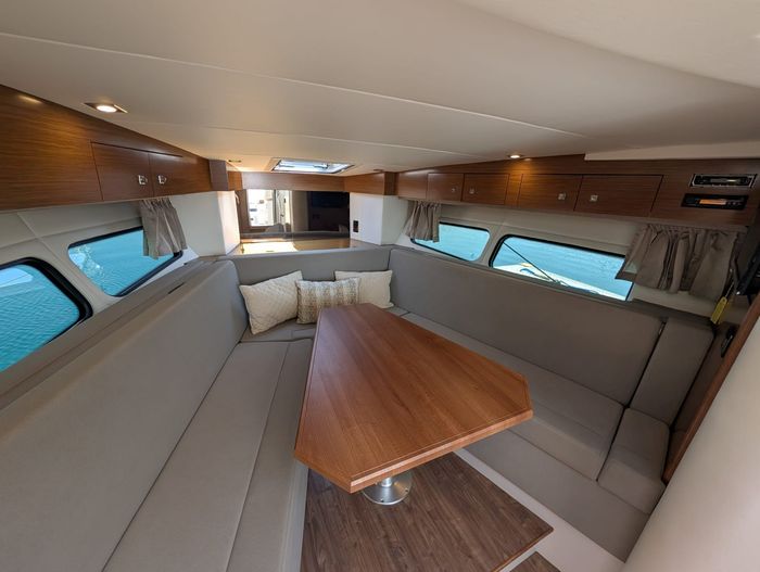 2017 Cruisers Yachts 390 express coupe Photo 13 of 23