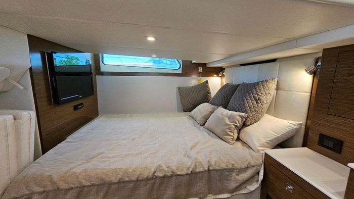 2017 Cruisers Yachts 390 express coupe Photo 12 of 23