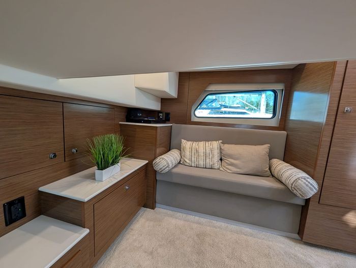 2017 Cruisers Yachts 390 express coupe Photo 14 of 23