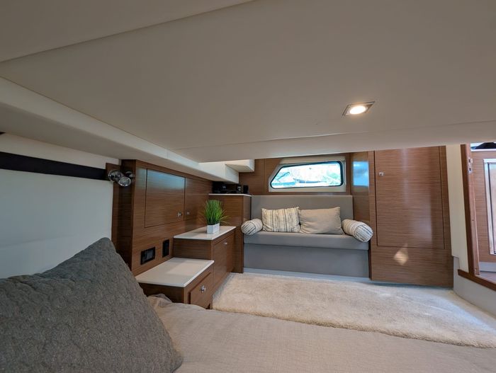 2017 Cruisers Yachts 390 express coupe Photo 15 of 23