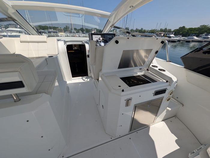 2017 Cruisers Yachts 390 express coupe Photo 16 of 23