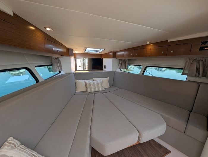 2017 Cruisers Yachts 390 express coupe Photo 17 of 23