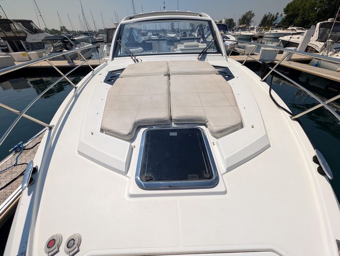 2017 Cruisers Yachts 390 express coupe Photo 18 of 23