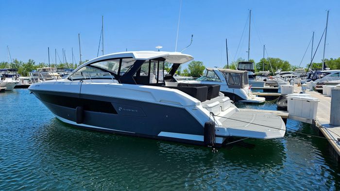 2017 Cruisers Yachts 390 express coupe Photo 20 of 23