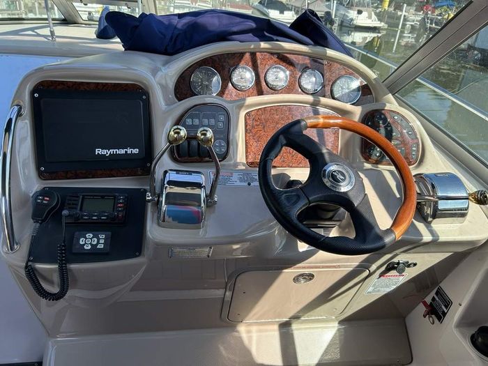2005 Sea Ray 320 Sundancer Photo 4 of 21