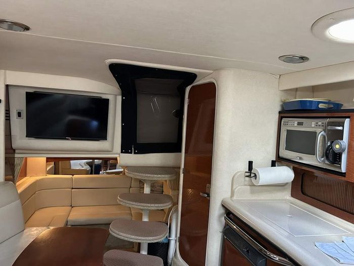 2005 Sea Ray 320 Sundancer Photo 12 of 21