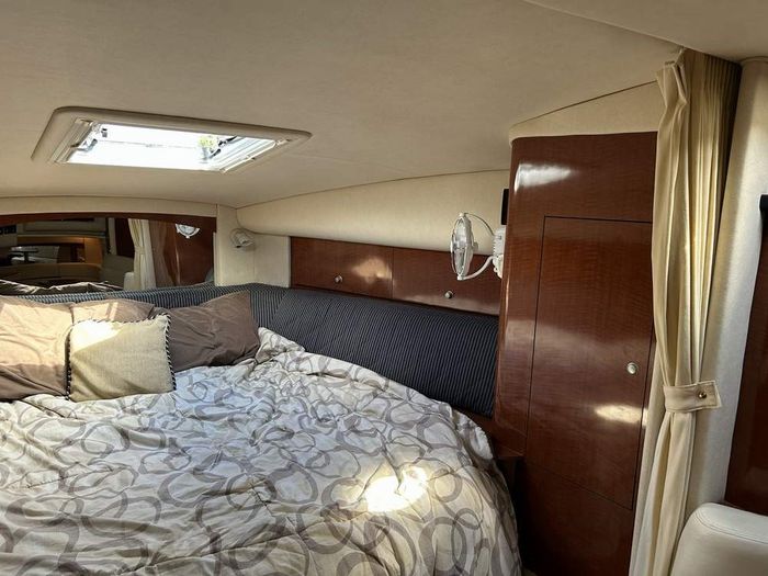 2005 Sea Ray 320 Sundancer Photo 15 of 21