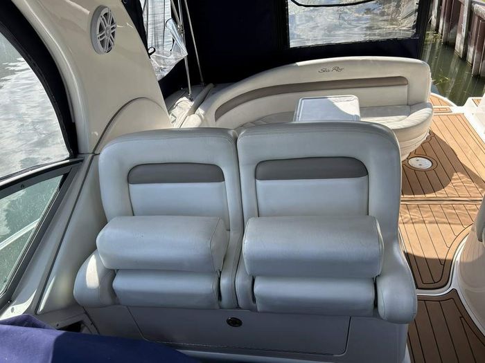 2005 Sea Ray 320 Sundancer Photo 7 of 21
