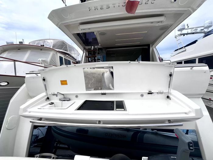 2021 Prestige 520 Fly Photo 8 of 170