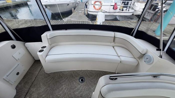 2007 Rinker 320 Express Photo 12 of 34